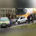 Caminhão atropela grupo que prestava socorro e mata duas pessoas no Paraná
