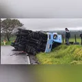 Carreta tomba próximo ao radar de Pouso Alegre, em Jardim Alegre