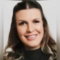 Médica encontrada morta ao lado de bebê em Maringá é sepultada