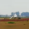Piloto cita pista escorregadia após avião da Latam sair da pista durante pouso em Cascavel