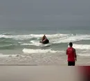 Grupo de 20 pessoas fica à deriva no mar e é resgatado pelos bombeiros no Rio