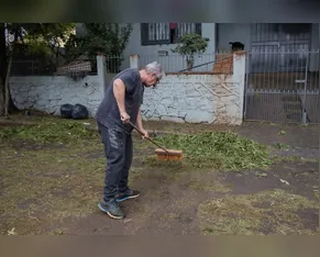 Prefeitura pede ajuda aos moradores para limpar calçadas e bueiros após vendaval