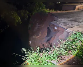 Cratera se abre em rua de Mauá da Serra e deixa família desalojada após temporal