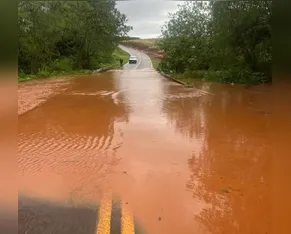 Chuva forte causa alagamentos, deslizamentos e encobre ponte no Vale do Ivaí