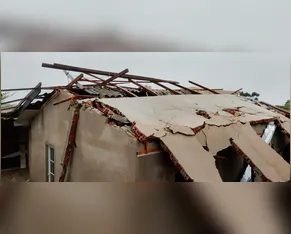 Muro cai sobre casa durante temporal e família faz campanha para recuperar imóvel em Apucarana
