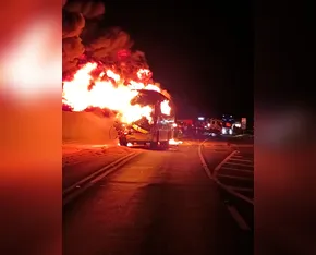 Bombeiros de folga salvam 13 pessoas de ônibus em chamas após acidente no PR