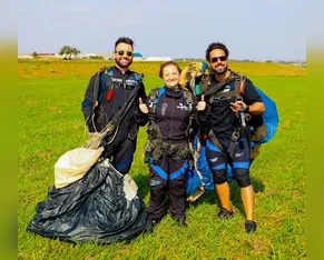 Idosa de 67 anos realiza sonho de saltar de paraquedas em Arapongas