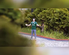 Influenciador e piloto Lito Sousa recebe homenagem no Mini Mundo, em Gramado