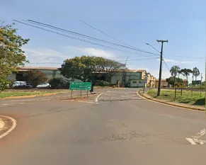 Trem atinge carro que ficou parado sobre trilhos em Apucarana