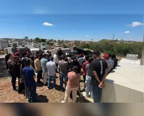 Sob forte comoção, menino de 8 anos é sepultado após ataque de pit bull em Apucarana