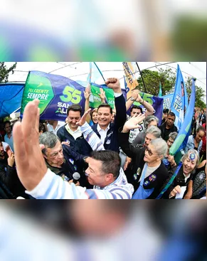 Sandro Alex e Ratinho Junior reúnem apoiadores na Feira do Cincão e fazem carreata em Londrina