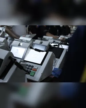 TRE-PR inicia preparação das urnas eletrônicas para as eleições de 2026