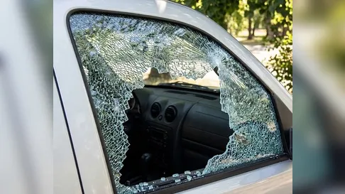 Ladrões quebram vidro de carro e furtam eletrônicos e documentos no centro de Apucarana