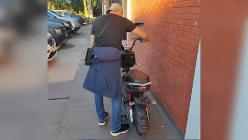 Moto elétrica furtada é localizada pela Polícia Civil e devolvida à vítima em Apucarana
