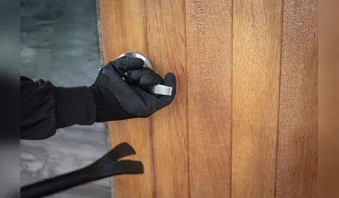 Casa é arrombada durante viagem de morador e criminosos levam joias e videogame em Arapongas