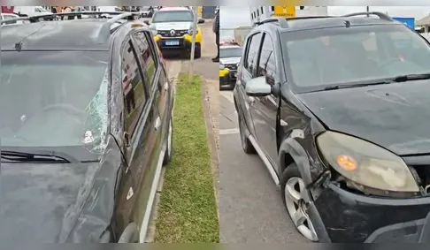 Após invadir contramão e atingir dois carros, motorista deita na calçada no Paraná