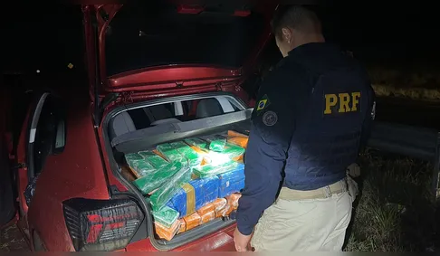 Motorista bate carro durante fuga e abandona 345 kg de maconha no Paraná