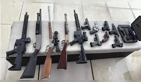 Criminosos furtam arsenal com 11 armas e quase 1,5 mil munições de residência em Arapongas