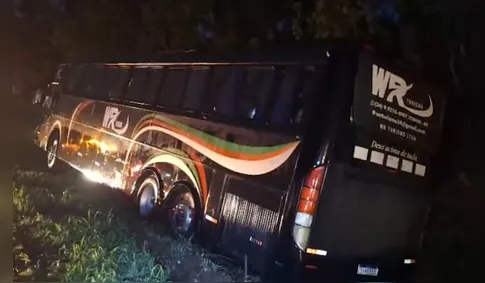 Temporal faz ônibus derrapar em curva e quase tombar na BR-369, no Paraná