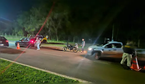 Blitz da Lei Seca aborda carros e motos no acesso Wekerlim, em Faxinal