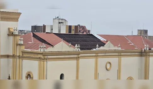 Temporal com ventos de 125 km/h destelha Catedral em cidade do PR e deixa rastro de destruição