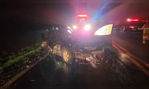 Acidente entre carro e caminhões deixa vítima em estado grave e bloqueia rodovia em Apucarana