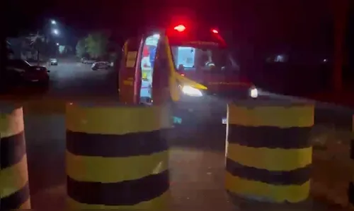 Motoboy tenta passar por área isolada, bate em barreira de concreto e fica ferido