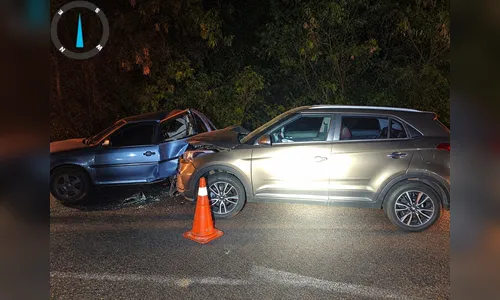 Carro invade pista contrária e batida deixa três feridos na PR-444 em Arapongas