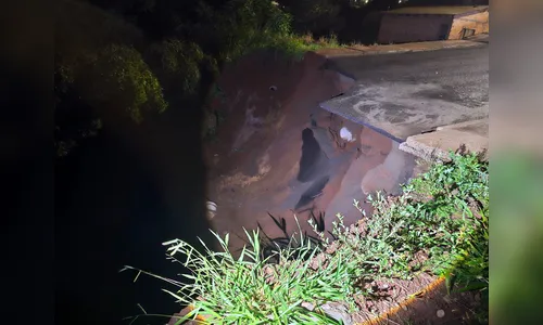 Cratera se abre em rua de Mauá da Serra e deixa família desalojada após temporal