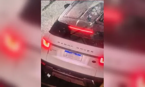 Land Rover atropela pedestre e motociclista e foge do local em Arapongas
