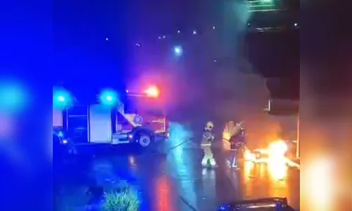 Bombeiros combatem incêndio em veículo e dono não é localizado pela polícia em Apucarana