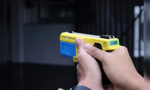 Homem reage a abordagem, entra em luta corporal com policial e acaba imobilizado com taser