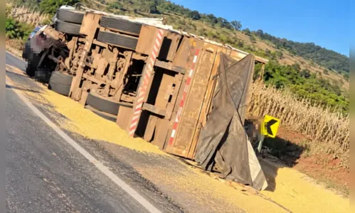 Caminhão carregado com milho tomba e espalha carga entre São Pedro do Ivaí e Bom Sucesso