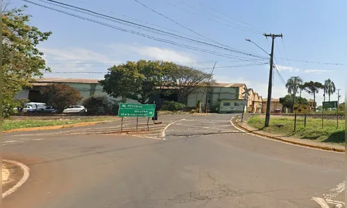 Trem atinge carro que ficou parado sobre trilhos em Apucarana
