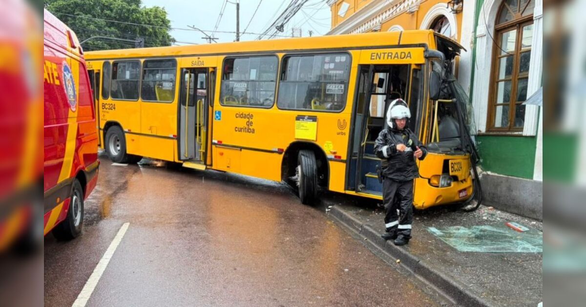Ônibus bate em imóvel e deixa oito feridos em Curitiba