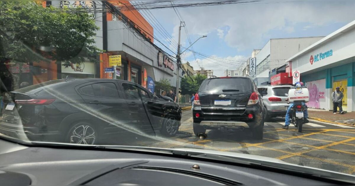 Batida entre Fastback e Captiva causa congestionamento no Centro de Apucarana