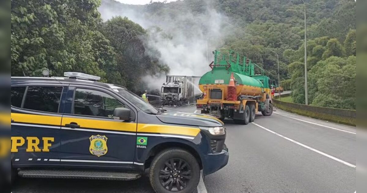 Caminhão em chamas na rodovia BR-376, próximo a Guaratuba, Paraná
