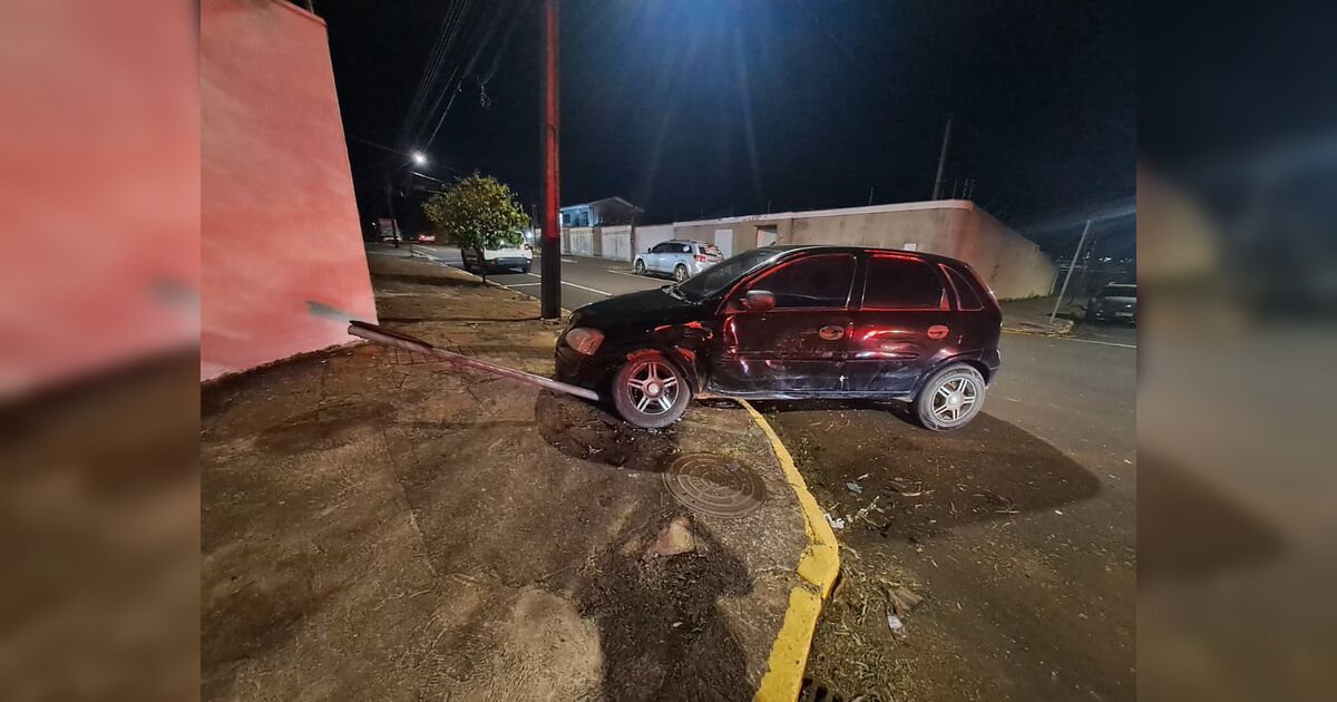 Após colisão com Amarok, Corsa invade calçada e derruba placa em Apucarana