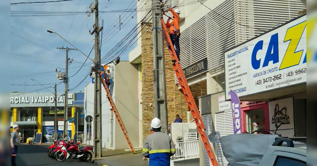 Ivaiporã retira fios sem uso dos postes