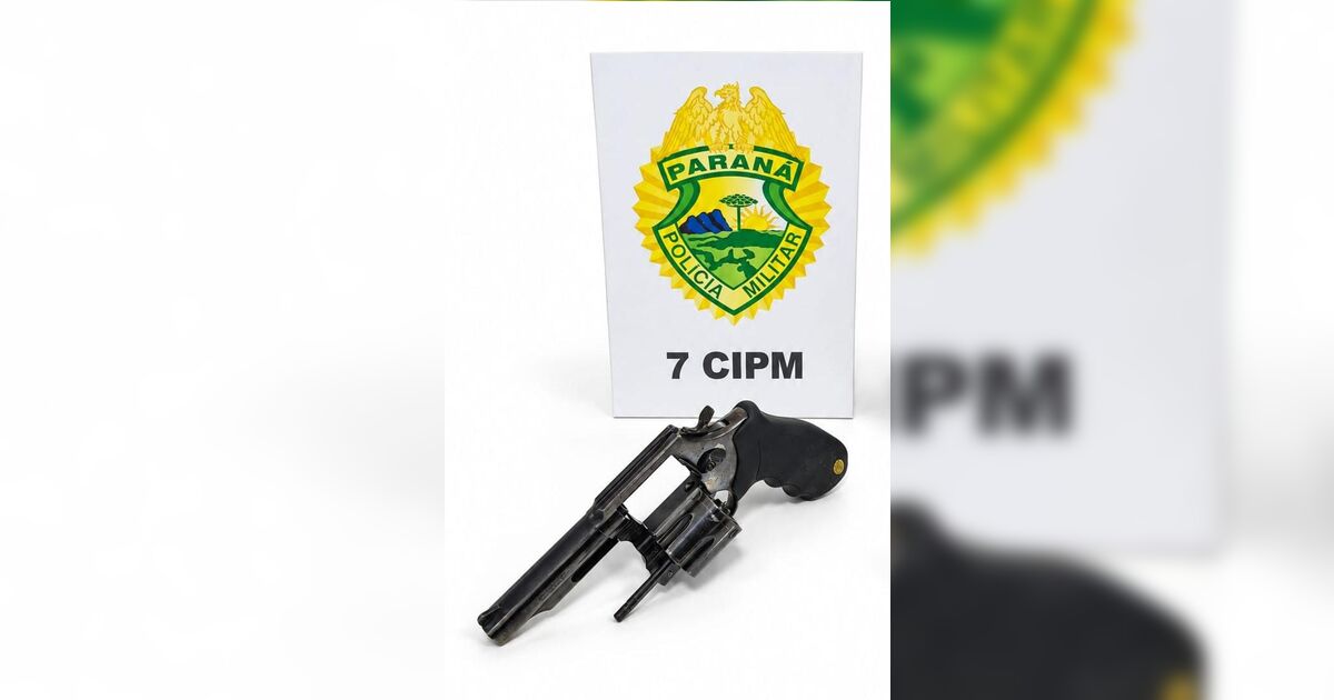 Homem sendo abordado por polícia em Arapongas na abordagem de emergência