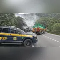 BR-376 é interditada no litoral do Paraná após incêndio em caminhão de carga