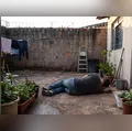 Invasão inusitada: homem pula muro, assusta moradora e dorme no quintal