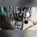 Jovem tem moto apreendida após manobra perigosa durante fiscalização de som alto em Califórnia