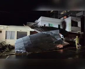 Telhado de sobrado é arrancado duas vezes em uma semana durante temporais em Apucarana (PR)