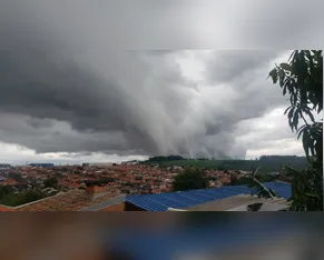 Nuvens-funil são avistadas no interior do Paraná sob alerta de temporais
