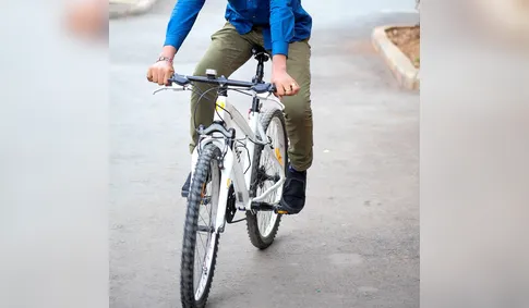 Ladrão de bicicleta arromba loja no Centro e joga dinheiro no bolso no PR