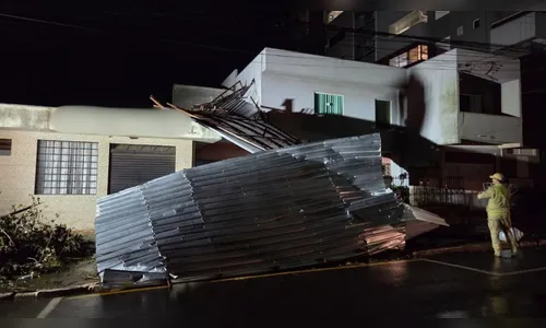 Telhado de sobrado é arrancado duas vezes em uma semana durante temporais em Apucarana (PR)