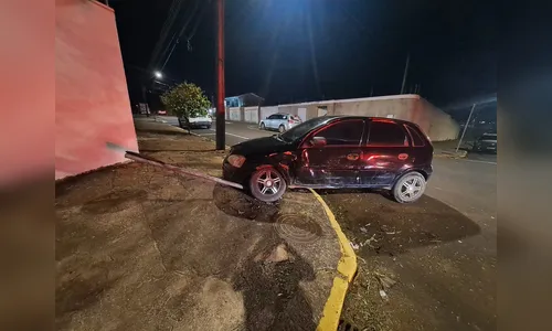 Após colisão com Amarok, Corsa invade calçada e derruba placa em Apucarana