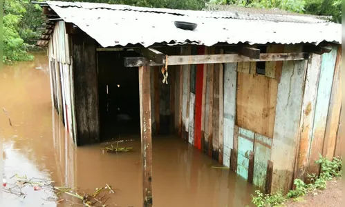 Com cheia no Rio Paraná, mais de 40 famílias são retiradas de áreas de risco na fronteira