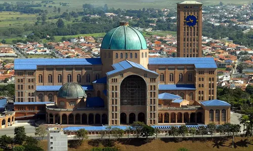 Missas, consagração e procissão marcam o feriado no Santuário Naciuonal de Aparecida